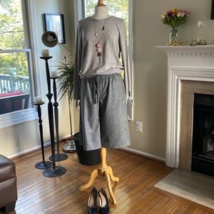 Banana Republic Women’s Grey melange 3/4 length pants. Side 12 petite.